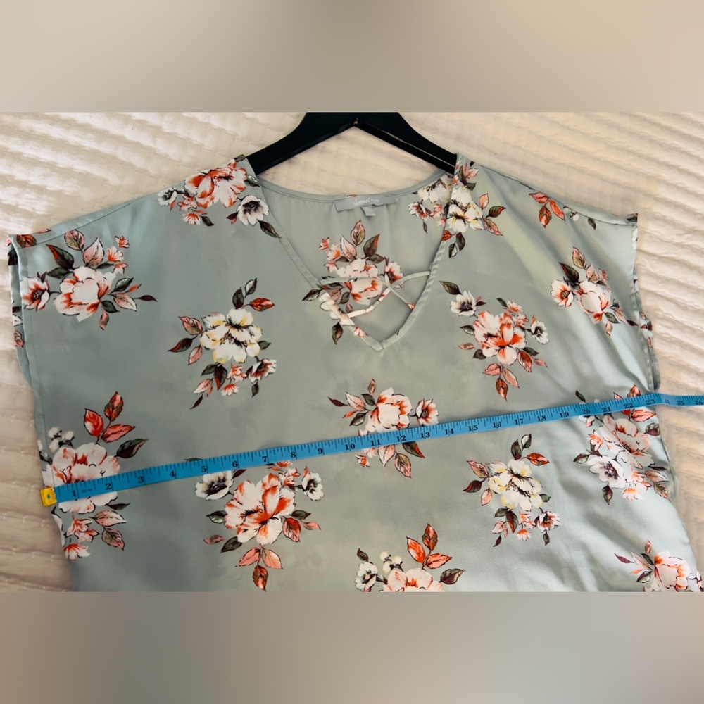 SOLD ——Floral mint pastel colors short sleeve top - Picture 6 of 7